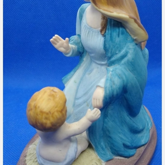 Vintage Sanmyro Holy Mother and Infant Jesus, Made - Picture 2 of 9